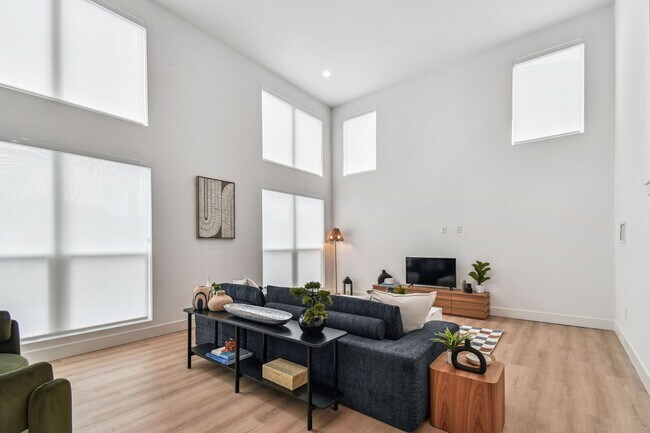 Building Photo - A charming coastal townhouse, just minutes from downtown St. Pete!