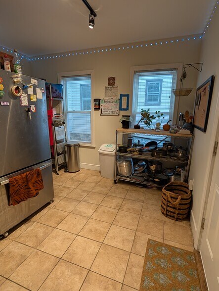 Building Photo - 9 Medford St