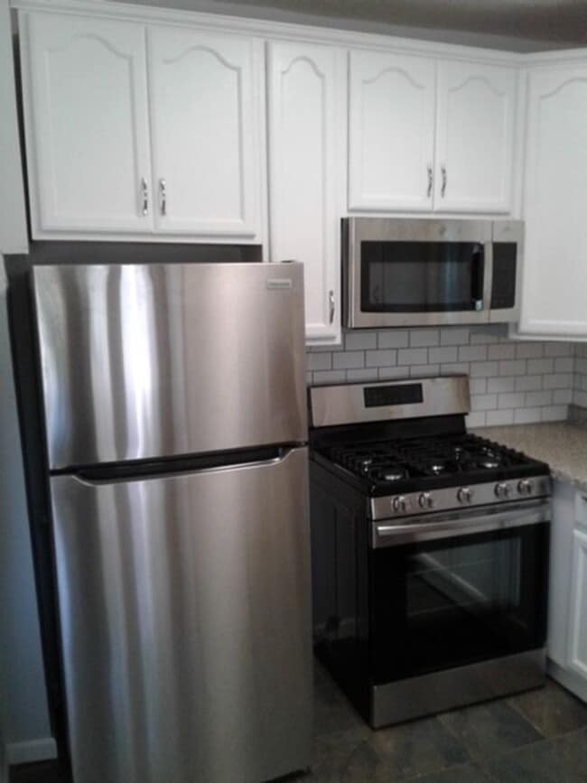 Building Photo - Beautiful 3 bed / 1 bath home on corner lot with attached garage in quiet Sparta neighborhood!