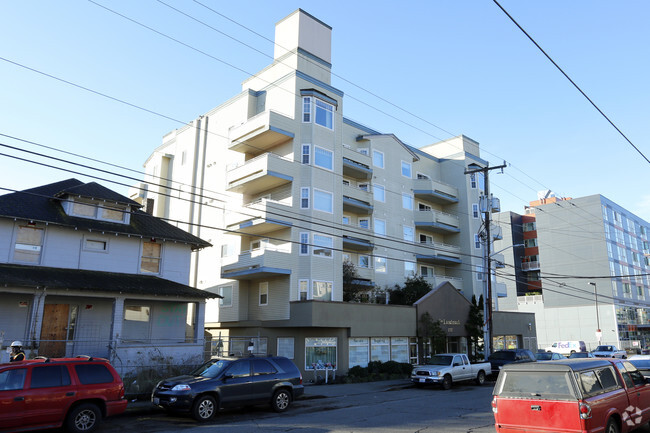 Building Photo - Landmark Apartments