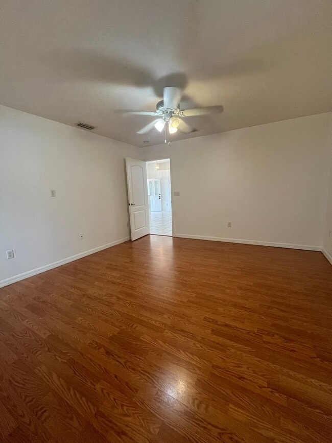 Building Photo - Single family Home with Florida room!