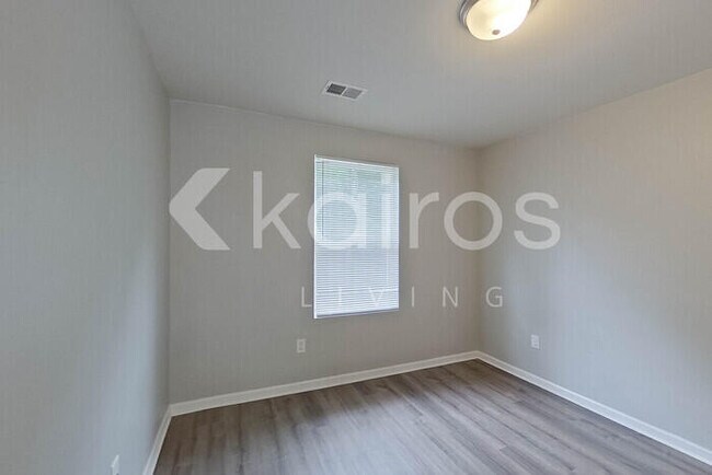 Building Photo - 305 Cedar Ridge