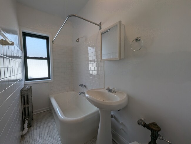 Building Photo - 5417 N Kenmore Ave