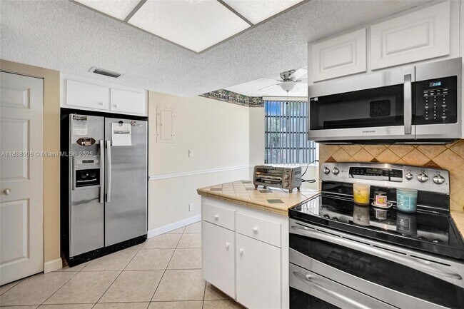 Building Photo - 1900 Sabal Palm Dr