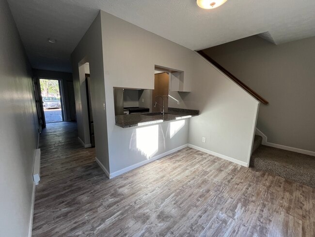 Building Photo - 200 Forest Ln