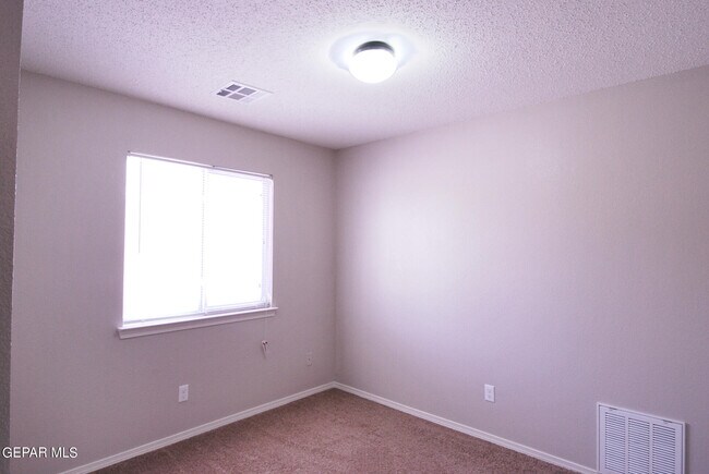 Building Photo - 610 Villas Del Valle Dr