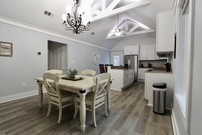 Building Photo - 8 Sally Ln