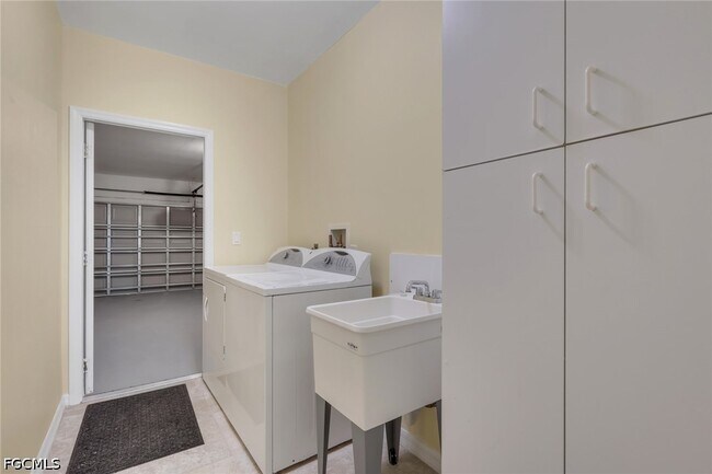 Building Photo - 5011 SW 16th Pl