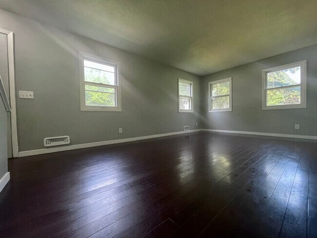 Building Photo - Amazing 7 Bedroom Single Family Home!