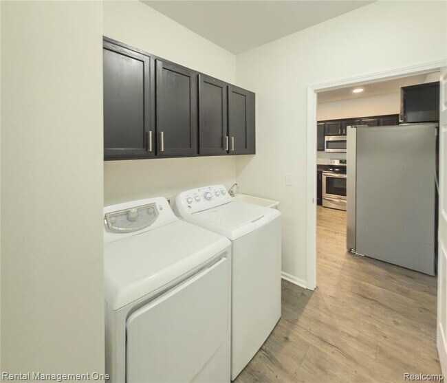 Building Photo - 5637 Twin Oaks Dr
