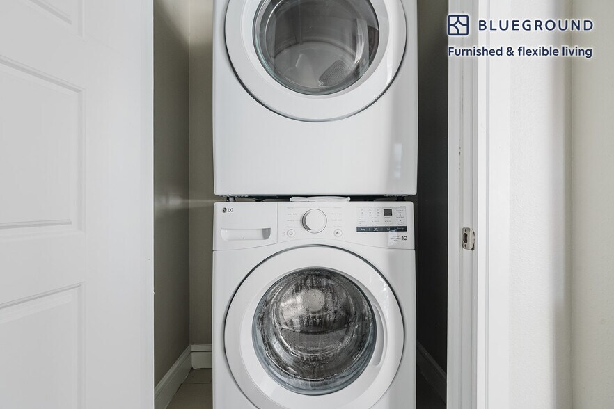 Building Photo - 3201 Esperanza Crossing