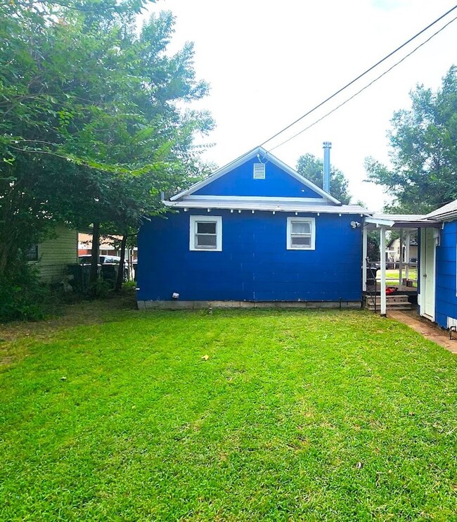 Building Photo - 2 Bed 1 Bath 1 Car Detached Garage in the ...