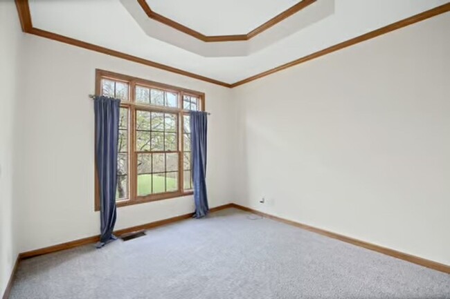 Building Photo - Silverton- Meticulous 4+ bedroom, 5ba, 2 car