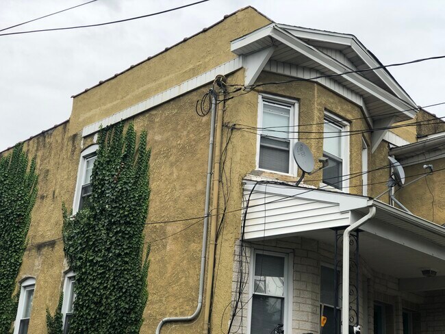 Building Photo - River St.