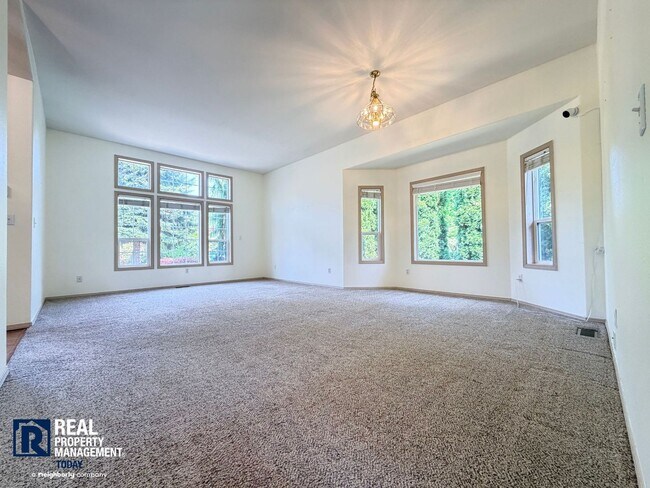 Building Photo - Beautiful 4BR Home Near Orting with Large Yard, Oversized Garage & A/C