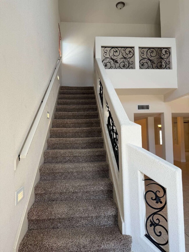 Building Photo - "Do not miss out! December, two weeks free rent!"