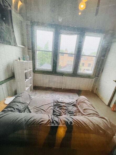 enclosed porch - 3730 N Magnolia Ave