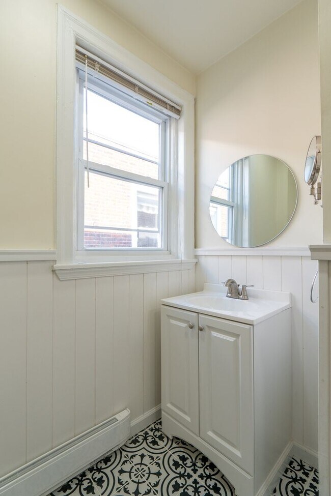 Building Photo - 5003 Pine St