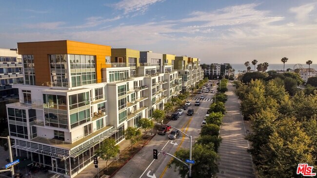 Building Photo - 1705 Ocean Ave