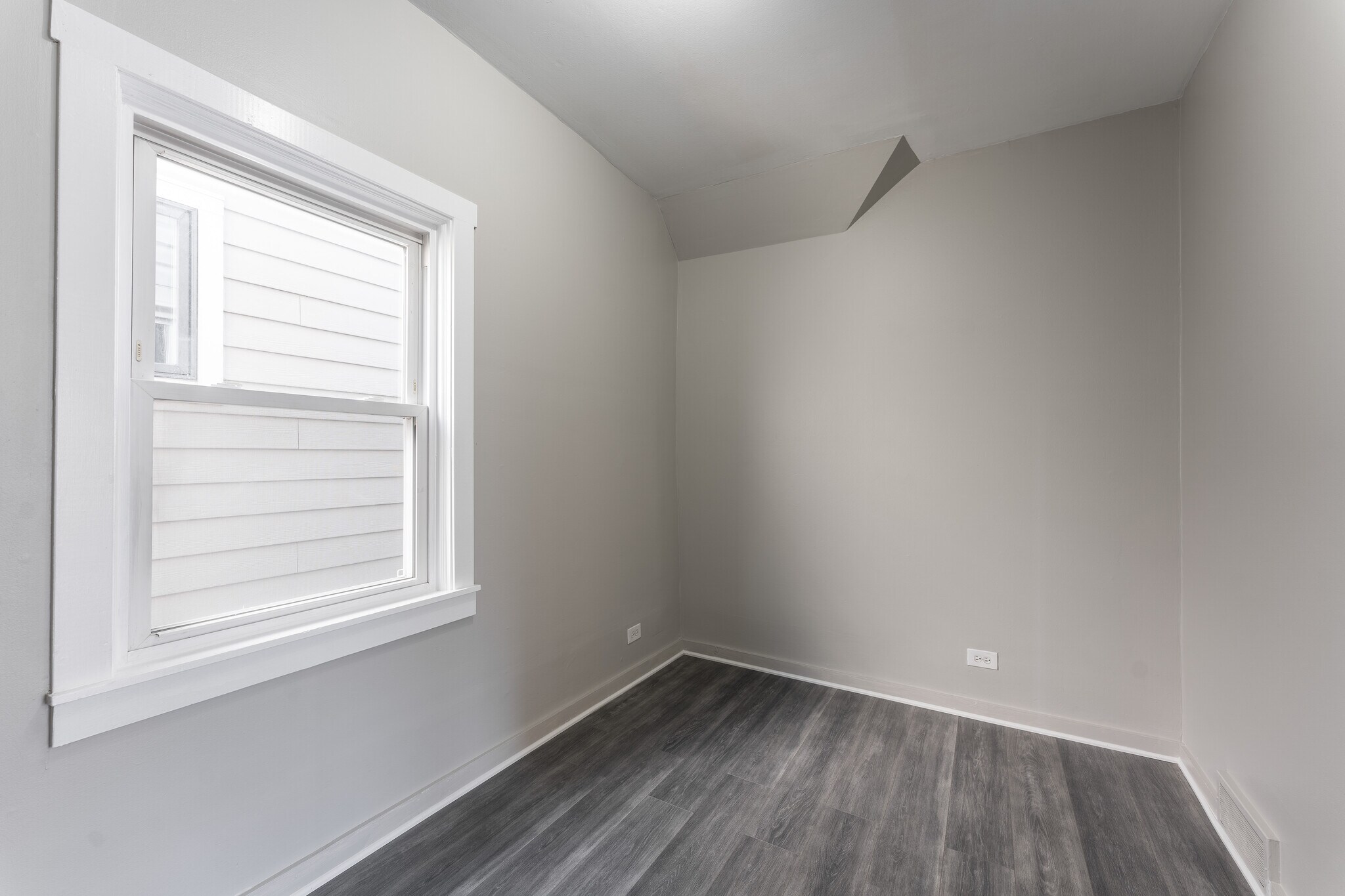 Building Photo - 2853 W Dickens Ave