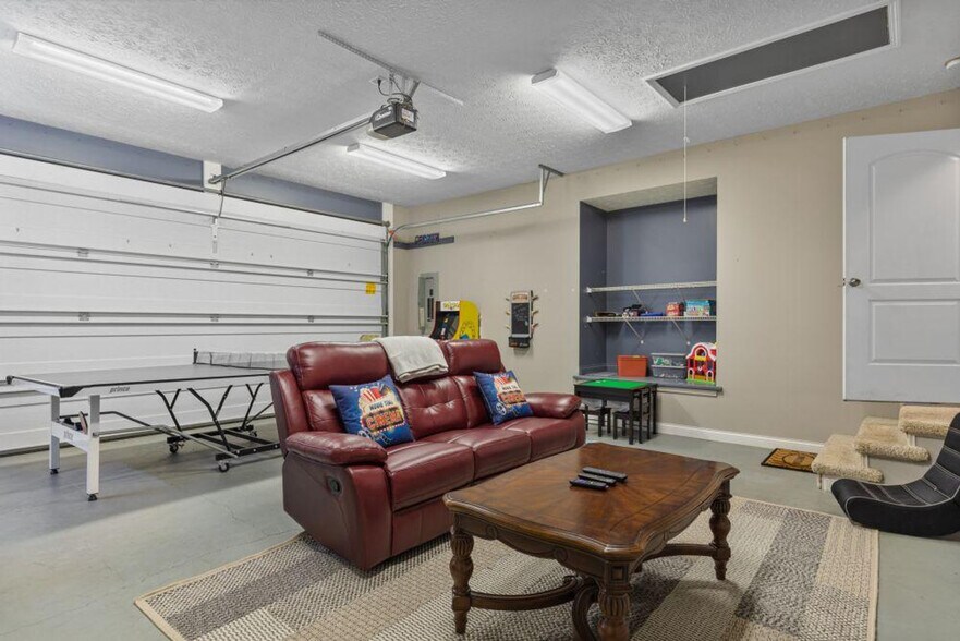 Building Photo - 317 Saddleback Way