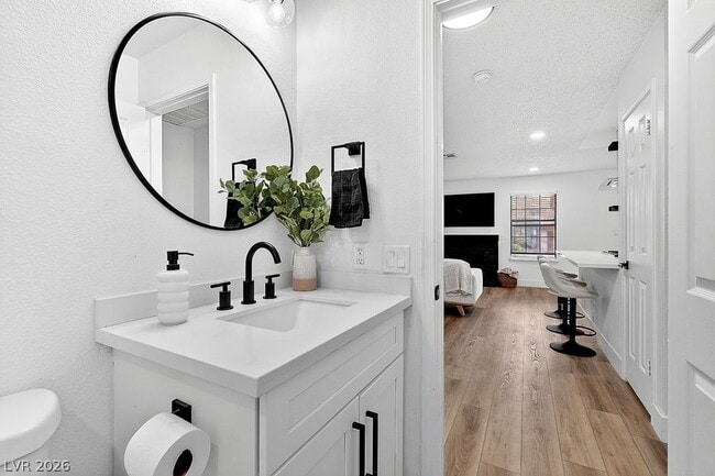 Building Photo - 5576 W Rochelle Ave.