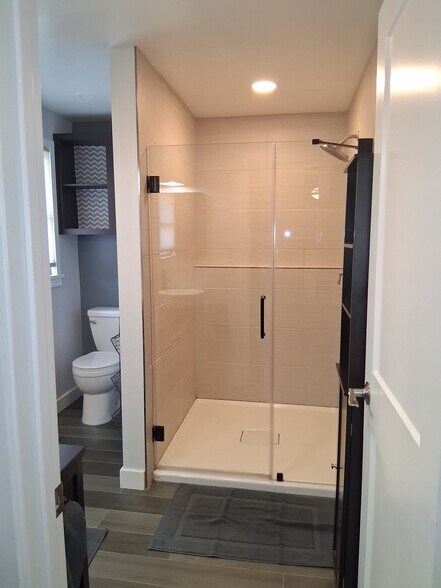 Master Suite Bathroom - 2710 English Rd