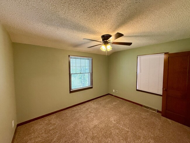 Building Photo - 2 Bed / 1 Bath House with lots of Features...