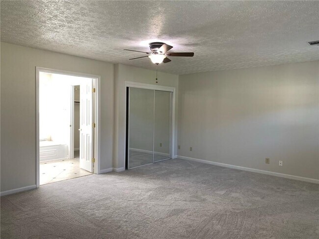 Building Photo - 4536 Woodlawn Lake Dr