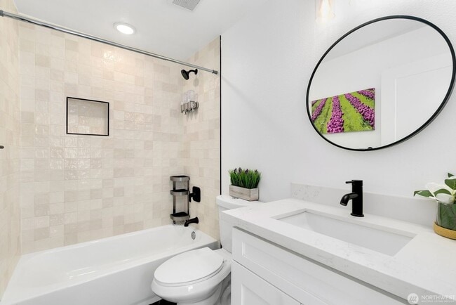 Building Photo - Remodeled, move in condition!
