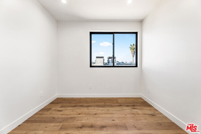 Building Photo - 5120 1/2 Laurel Canyon Blvd