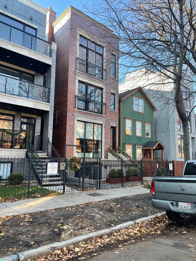 Primary Photo - 1024 N Honore St
