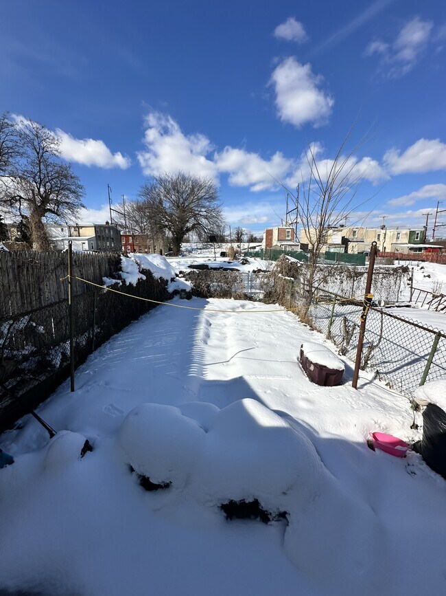 Building Photo - 218 W 5th St