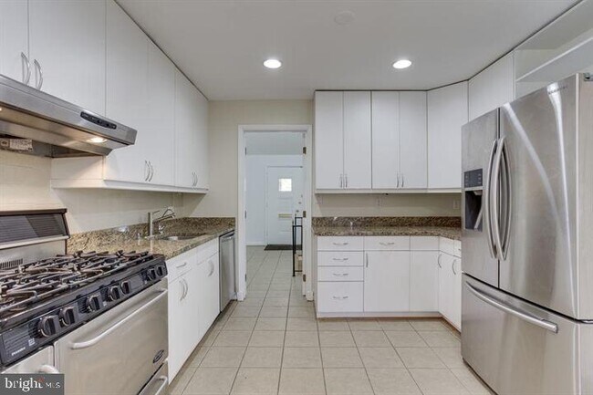 Building Photo - 5400 Greystone St