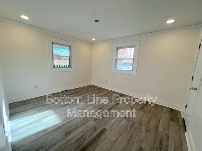 Building Photo - 218 Norwood Dr