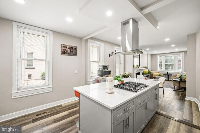 Building Photo - 930 N 30th St