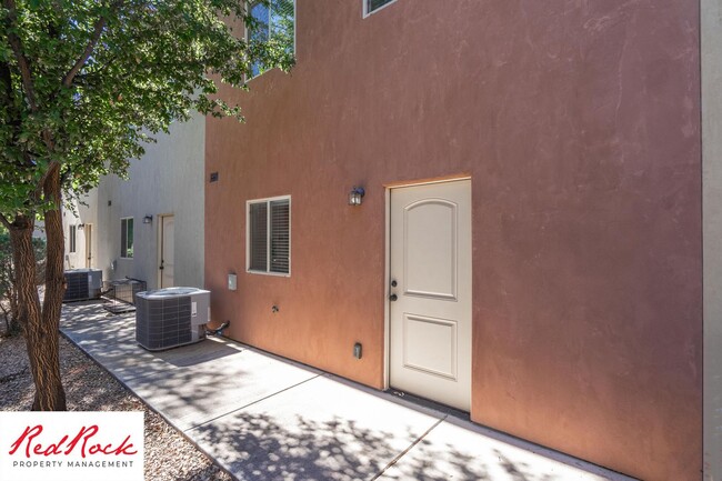 Building Photo - DOG-FRIENDLY 3 Bedroom Townhome with INTER...