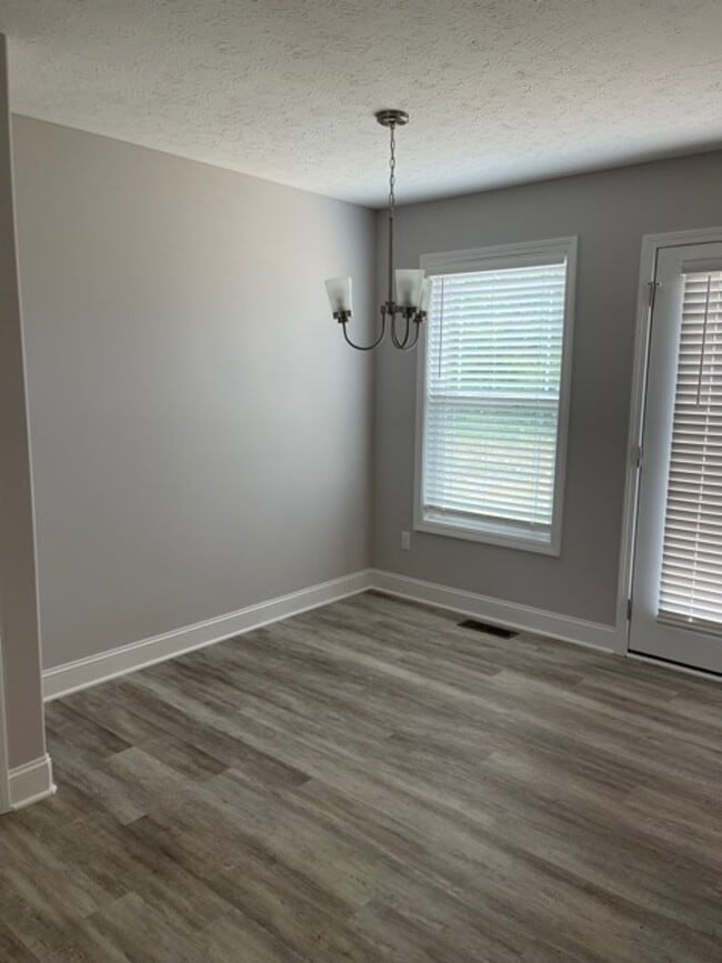 Building Photo - 488 Labrador Dr