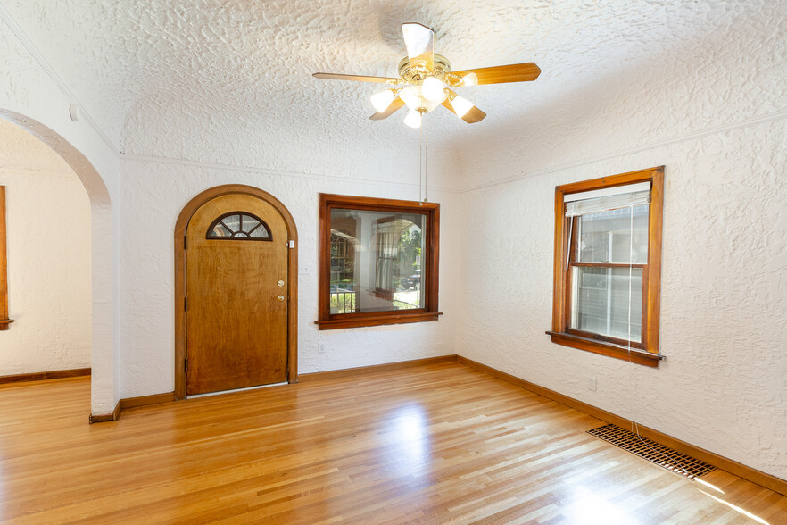 Entry/Dining Room - 729 E Indiana Ave