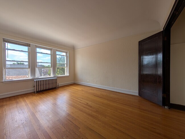 Primary Photo - 2948 N Albany Ave