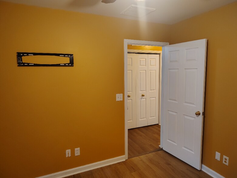 Building Photo - 6001 Mullens Dr
