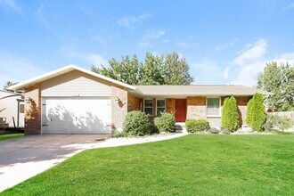 Building Photo - Spacious 4 Bed, 3 Bath Pet-Friendly Home w...