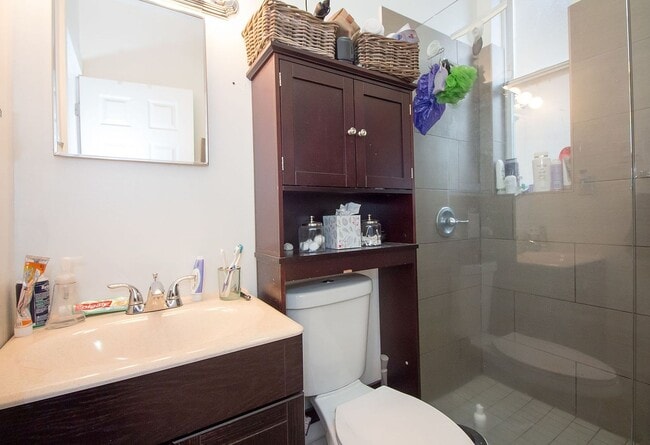 Building Photo - 2 Bedroom in Ukrainian Village /West Town / Noble Square - June 16th