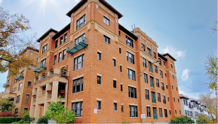 Building Photo - 452 Park Dr