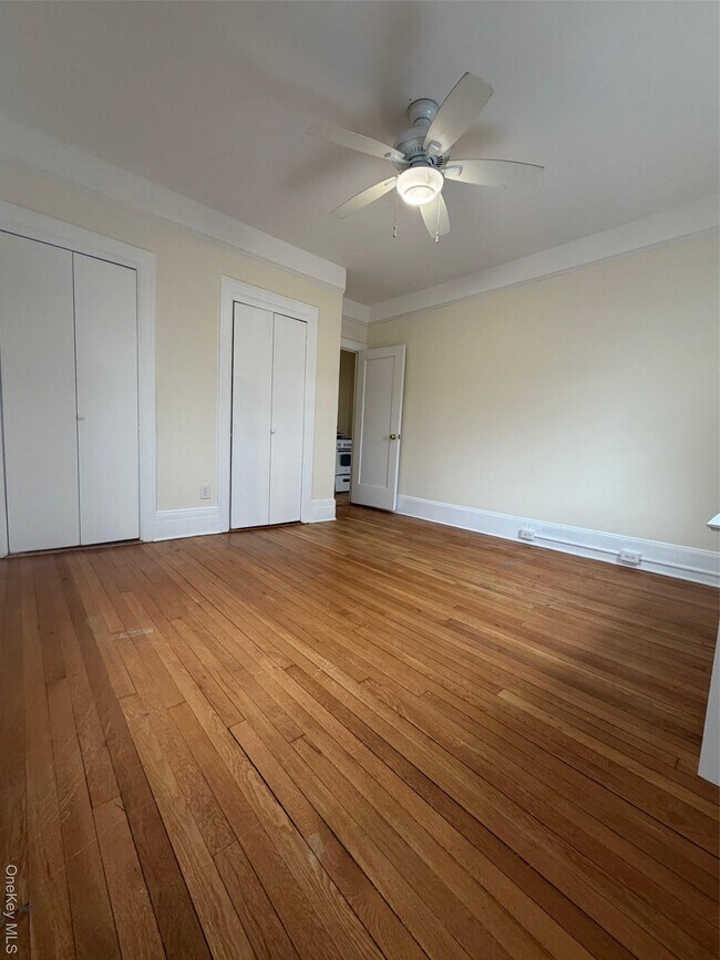 Building Photo - 837 White Plains Rd