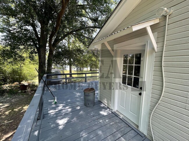 Building Photo - Cozy Lake View 2 Bed 1 Bath house for rent!