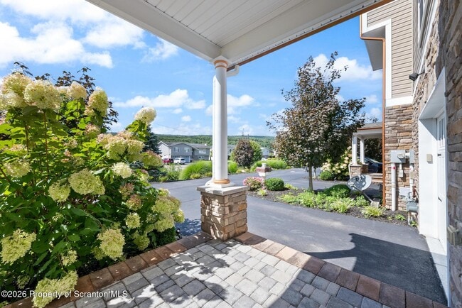 Building Photo - 9 Maple Leaf Dr