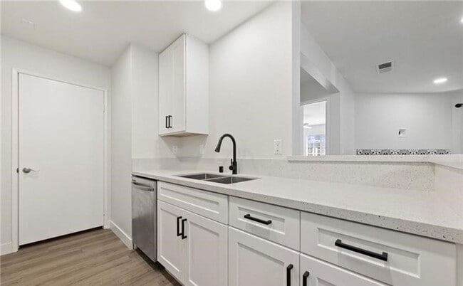 Building Photo - Upgraded 2 bedroom condo in guard gated co...