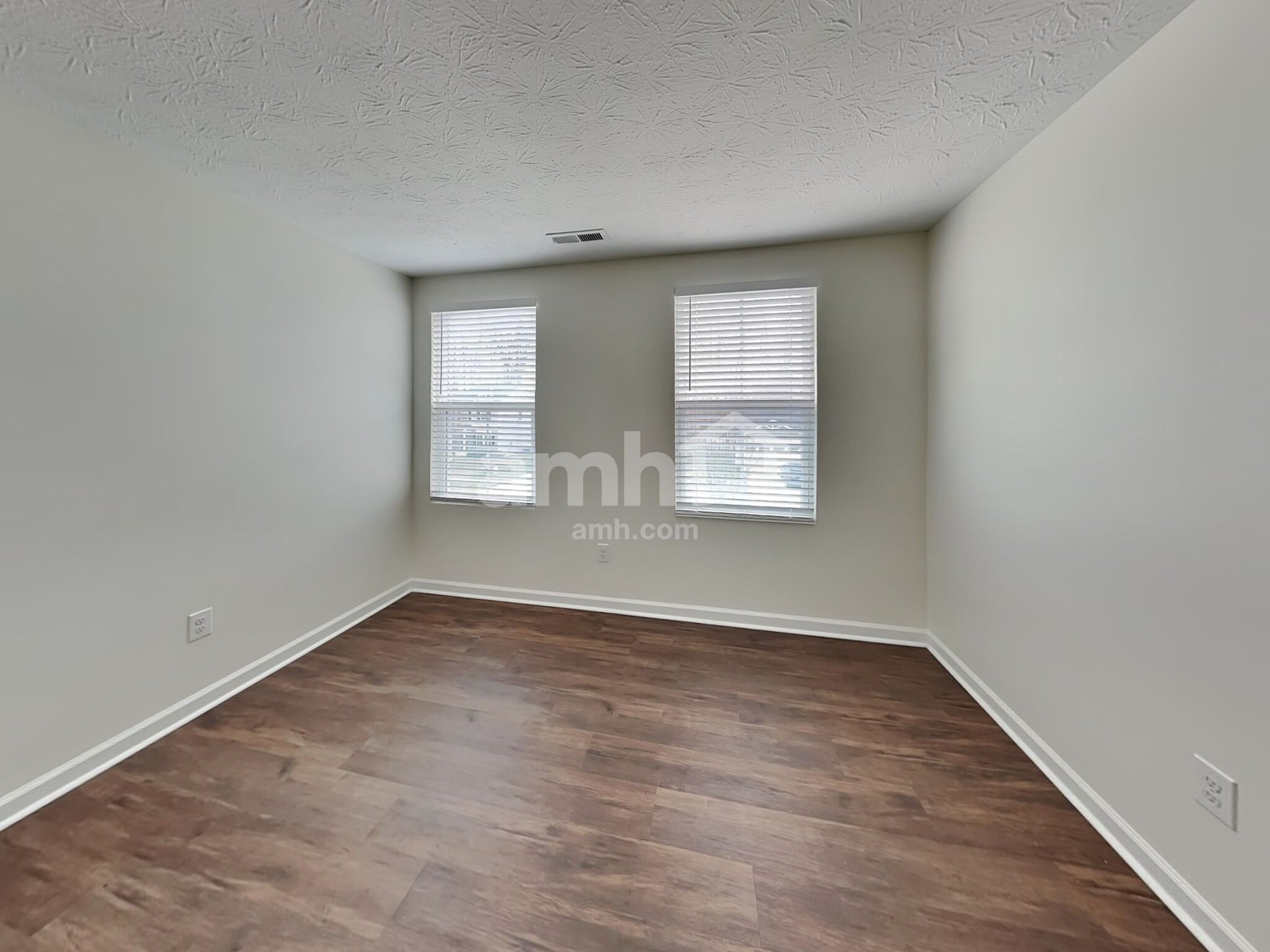 Building Photo - 99 Wooded Ridge Dr