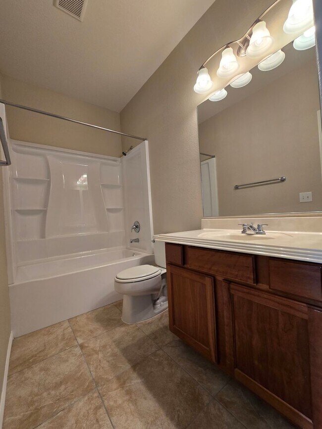 Building Photo - Guard Gated wonderful community 3 Bedroom Townhome!